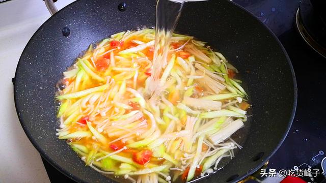 做丝瓜汤时，不要直接下锅，忽略了这1步，难怪汤味不够鲜美
