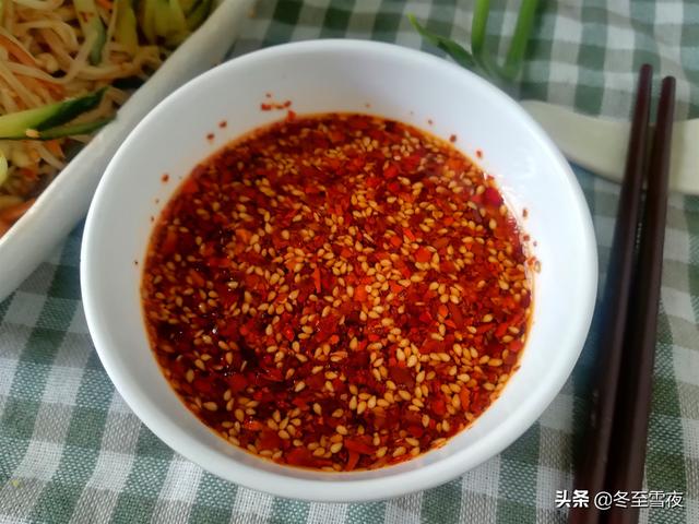 这个辣椒油的做法最简单，特别适合家用，又香又辣，油还红