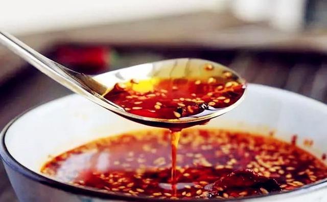 用油泼辣子时，不要直接浇热油，多加这两物，颜色红亮辣味十足