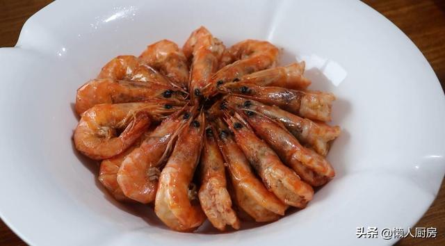 大虾怎么做好吃？教你做盆盆虾，吃着特别开胃，这样摆盘更好看