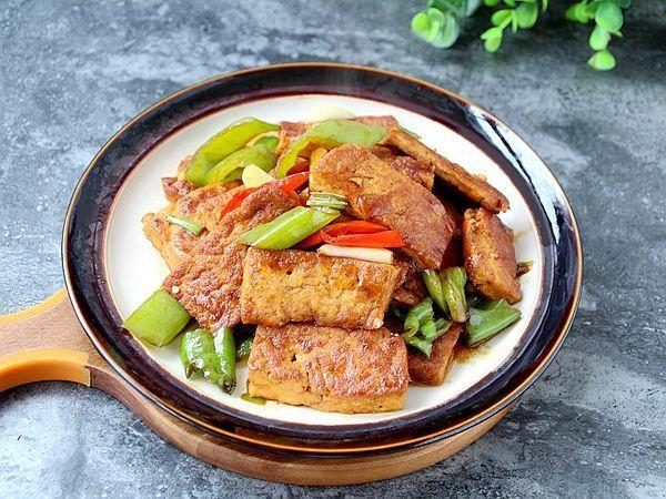 「辣椒焖豆腐」夏天是盛产辣椒的季节，用来炒菜焖菜都特下饭
