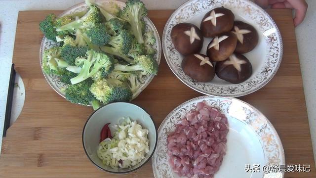 西兰花和香菇最好吃的做法，看着就有食欲，上桌一大盘不够吃