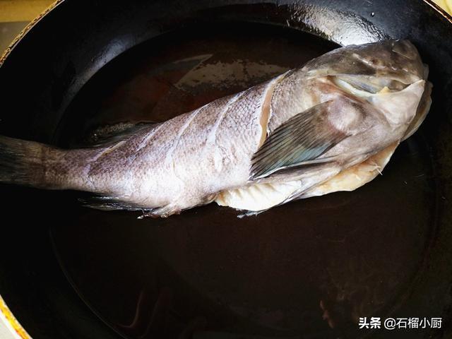 黑鱼别总是做汤喝，益智健脑又下饭，鱼皮完整这样做，一条不够吃