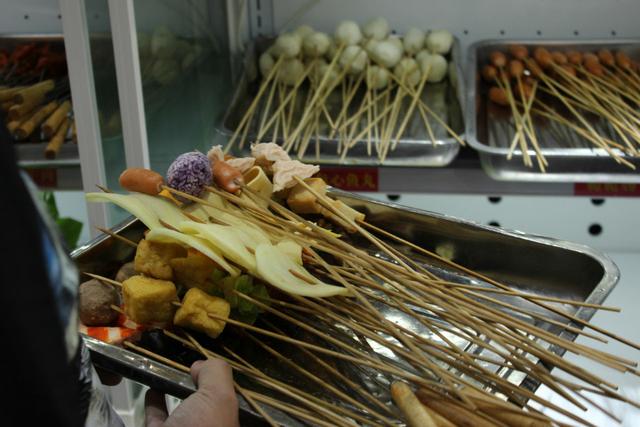 在济南，凭什么这家串串火锅店，人们宁愿排队都愿意去吃