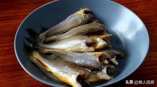 天热最爱吃这菜，教你小黄鱼凉拌的做法，连骨头都能嚼着吃