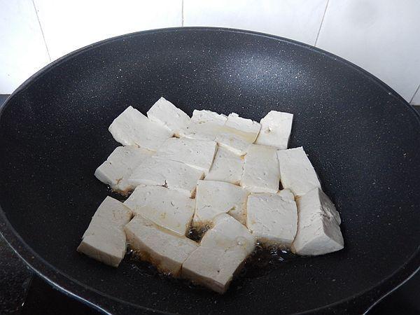 「辣椒焖豆腐」夏天是盛产辣椒的季节，用来炒菜焖菜都特下饭