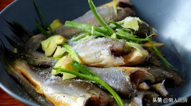 天热最爱吃这菜，教你小黄鱼凉拌的做法，连骨头都能嚼着吃