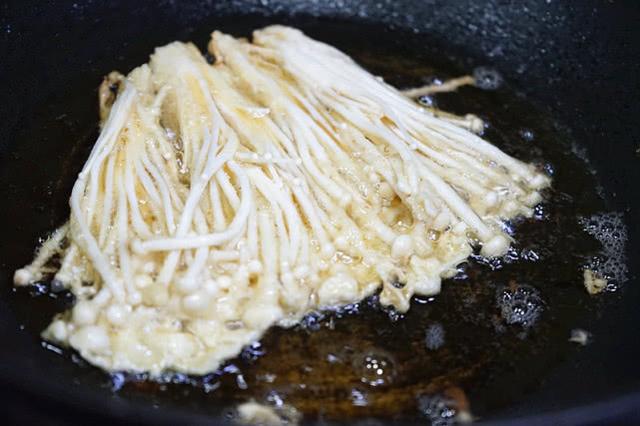 进入烧烤季，这才是金针菇最过瘾的吃法，内软外酥真下饭