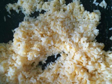 蛋炒饭正确做法，下锅前多做1步，米饭粒粒分明，色泽金黄饱满