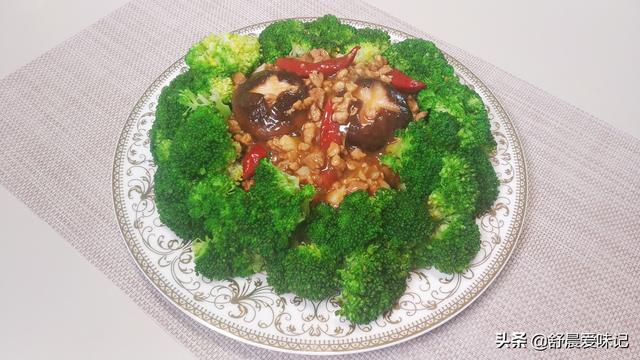 西兰花和香菇最好吃的做法，看着就有食欲，上桌一大盘不够吃