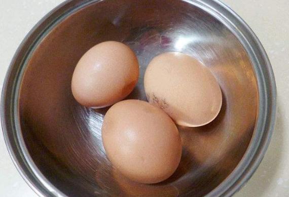 做水煮荷包蛋时，水开下锅是不对的！掌握此技巧，鸡蛋不散花