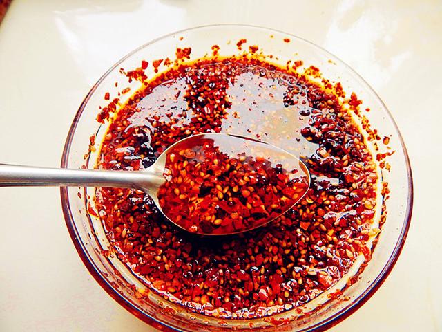 用油泼辣子时，不要直接浇热油，多加这两物，颜色红亮辣味十足