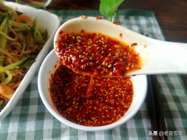 这个辣椒油的做法最简单，特别适合家用，又香又辣，油还红